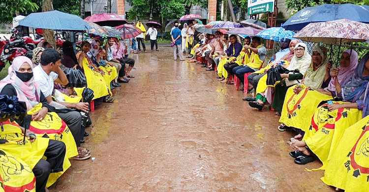 পিরোজপুরে বৃষ্টি উপেক্ষা করে স্বাস্থ্য সহকারীদের অবস্থান কর্মসূচি