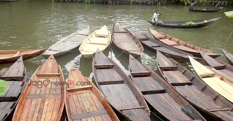ভাসমান নৌকার হাটে মৌসুমে বেচাকেনা ১৫-১৬ কোটি টাকা