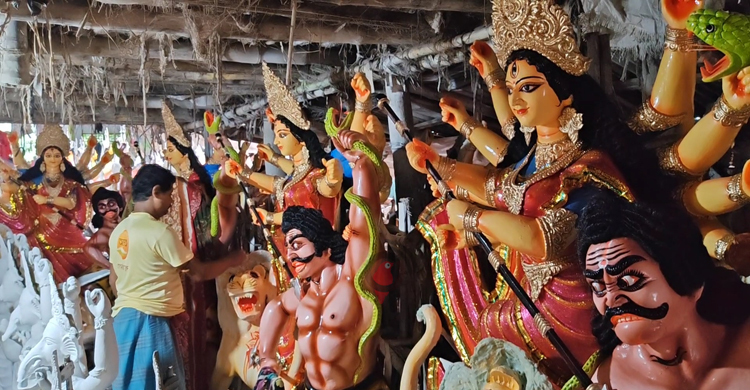 রংতুলির শেষ আঁচড় পড়ছে প্রতিমায়, দাম নিয়ে শঙ্কা