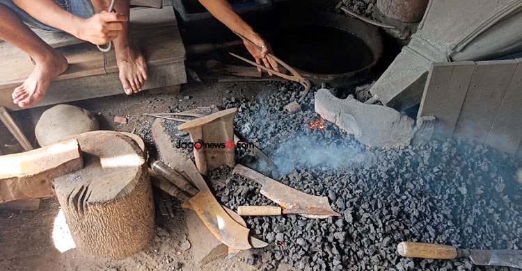 কোরবানি ঘিরে কামারপট্টিতে ব্যস্ততা, যন্ত্রপাতির দাম চড়া