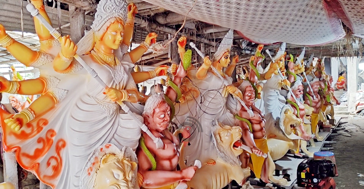 পিরোজপুরে শেষ মুহূর্তে ব্যস্ত সময় পার করছেন প্রতিমা তৈরির কারিগররা। এখন সাজানো-গোছানোর কাজ চলছে। তবে সবকিছুর দাম বেড়ে যাওয়ায় প্রতিমার সঠিক পরিশ্রমিক পাওয়া নিয়ে শঙ্কায় রয়েছেন তারা