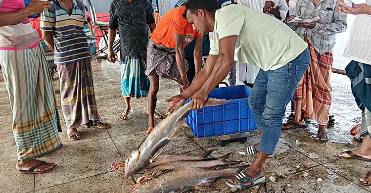 পিরোজপুরে ধরা পড়লো ১০ লাখ টাকার লাক্ষা