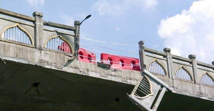 পিকআপের ধাক্কায় ভেঙে গেলো সেতুর রেলিং