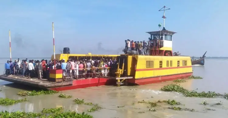 ফেরি থেকে নদীতে পড়ে ট্রলার মাঝি নিখোঁজ