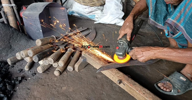 কোরবানি ঘিরে কামারপট্টিতে ব্যস্ততা, যন্ত্রপাতির দাম চড়া