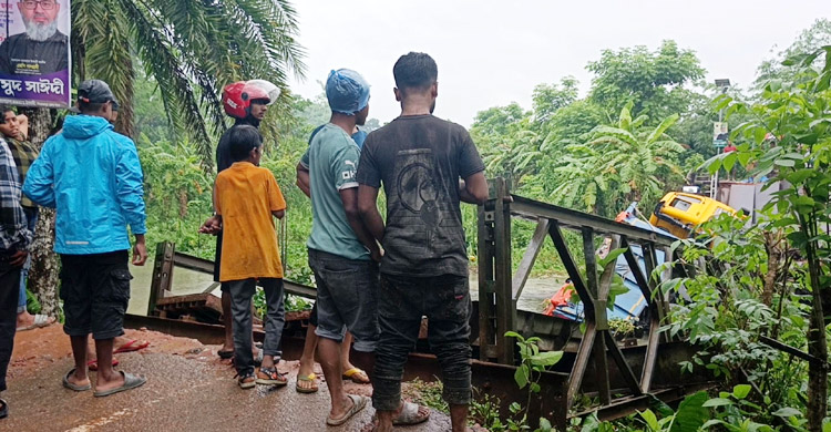 পিরোজপুরে ব্রিজ ভেঙে কয়েক এলাকার মানুষের চলাচল বন্ধ