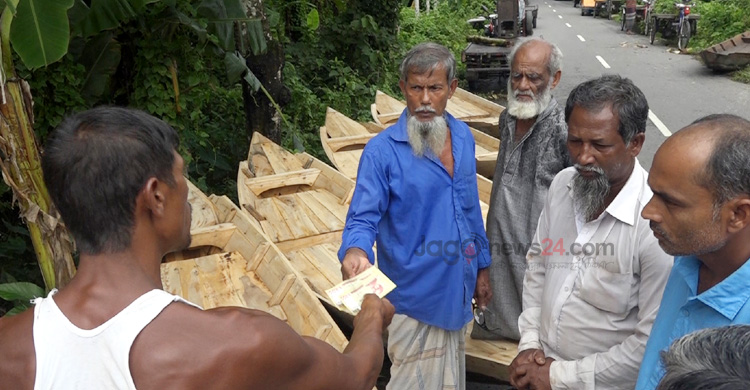 ভাসমান নৌকার হাটে মৌসুমে বেচাকেনা ১৫-১৬ কোটি