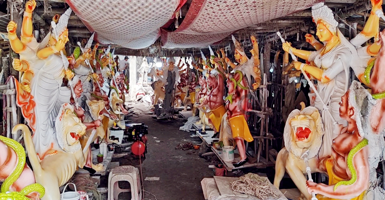 পিরোজপুরে শেষ মুহূর্তে ব্যস্ত সময় পার করছেন প্রতিমা তৈরির কারিগররা। এখন সাজানো-গোছানোর কাজ চলছে। তবে সবকিছুর দাম বেড়ে যাওয়ায় প্রতিমার সঠিক পরিশ্রমিক পাওয়া নিয়ে শঙ্কায় রয়েছেন তারা