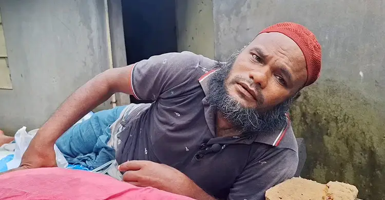 গাছ থেকে পড়ে স্বপ্ন ভেঙেছে কাঠুরে ইমরানের