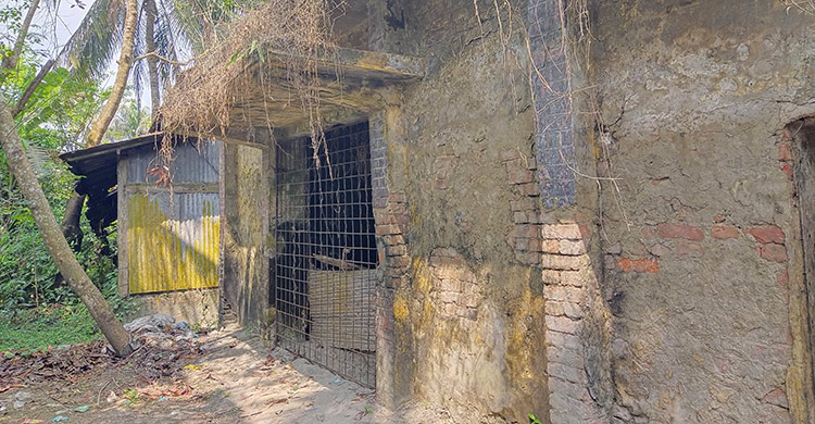 সরকারি গোডাউনের তালা ভেঙে মালামাল বিক্রি করলেন প্রধান শিক্ষক