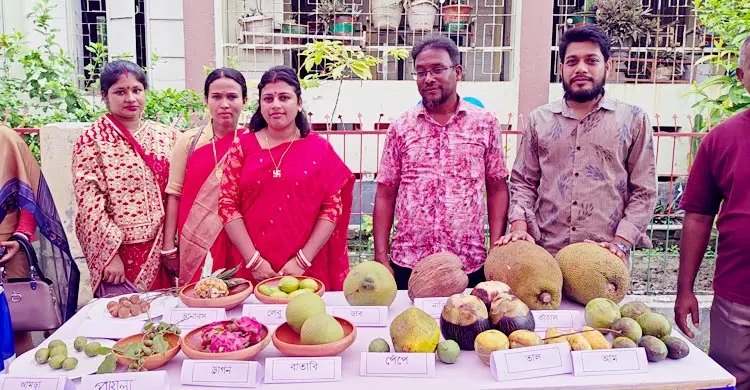 বিদ্যালয়ের উৎসবে ঠাঁই পেল ৬০ রকমের দেশি ফল