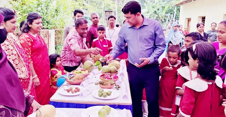 বিদ্যালয়ের উৎসবে ঠাঁই পেল ৬০ রকমের দেশি ফল