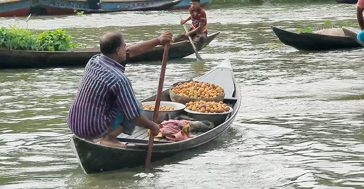 পিরোজপুরে শতবর্ষী ভাসমান হাট