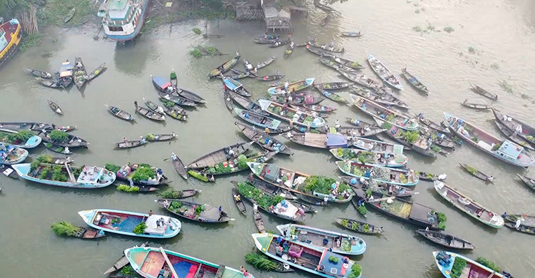 শত বছরের ঐতিহ্যবাহী বৈঠাকাটা ভাসমান হাট