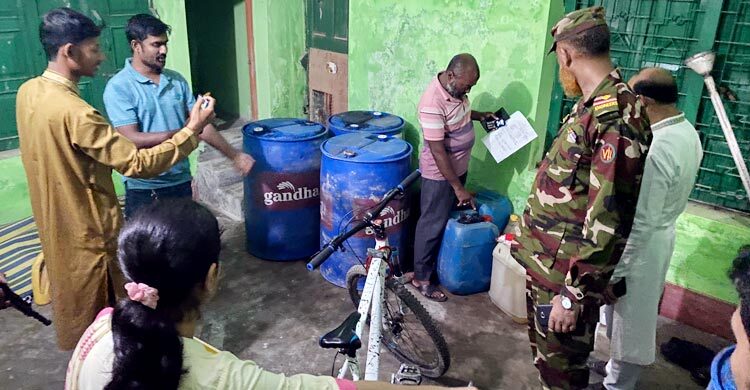 পিরোজপুরে ব্যবসায়ীর বাসা থেকে দুই হাজার লিটার জ্বালানি তেল জব্দ