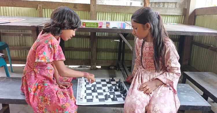 ‘মা-বাবার সঙ্গে ঈদ কাটাতে পারি না, খুব মন খারাপ হয়’