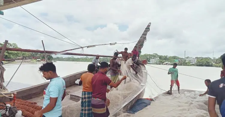 বলেশ্বর নদীতে ট্রলার থেকে পড়ে জেলে নিখোঁজ