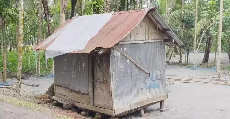 নদীভাঙনের শিকার জেলে পরিবারের বসতভিটা দখল চেষ্টার অভিযোগ