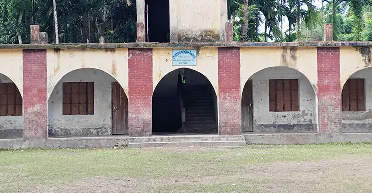 পিরোজপুরে ৮ শিক্ষার্থীর ৭ শিক্ষক, তবু ফেল সবাই