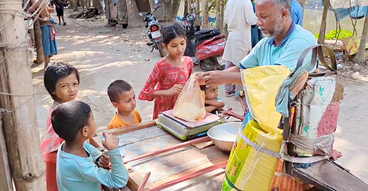 ঘরে চাল নাই, ঈদের জামা-কাপড় আসবে কোথা থেকে
