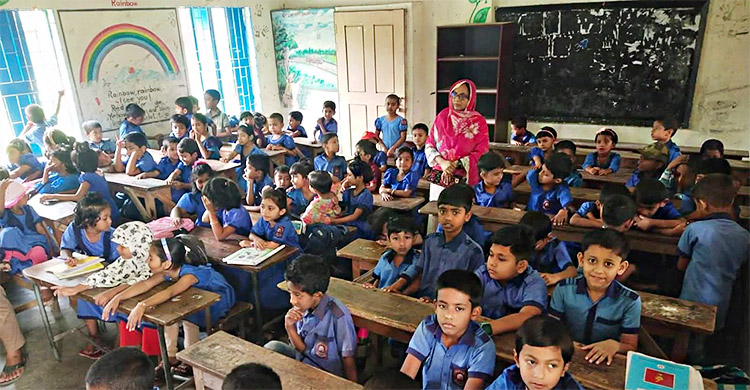 পিরোজপুরে স্কুল ফিডিংয়ে শুরুতেই ছোট ডিম-পচা কলা