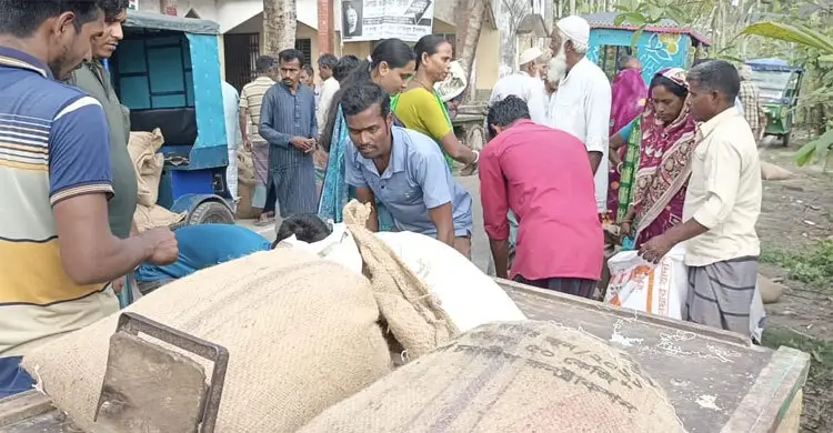 চাল বিতরণে জেলেদের কাছ থেকে জনপ্রতি ১০০ টাকা চাঁদা আদায়ের অভিযোগ