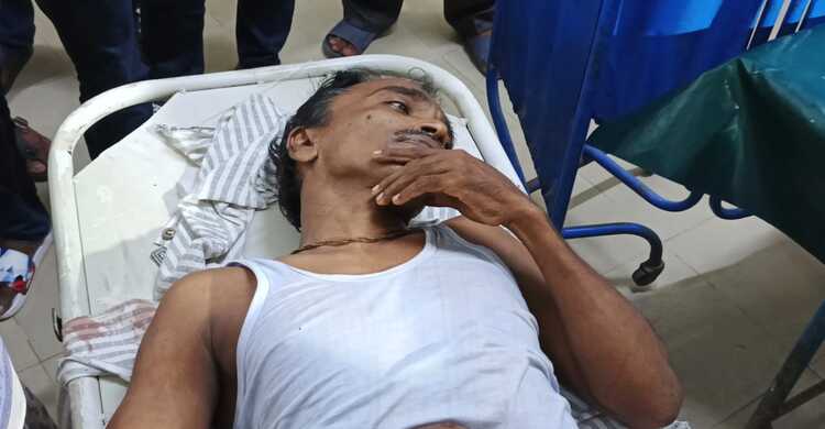 স্কুল থেকে ফেরার পথে প্রধান শিক্ষকের দুই পা ভেঙে দিলো দুর্বৃত্তরা