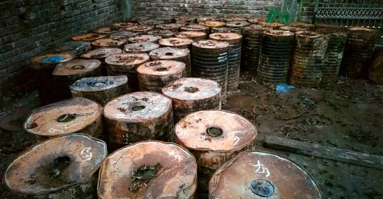 পিরোজপুরে ৭৫ ব্যারেল চোরাই বিটুমিন উদ্ধার