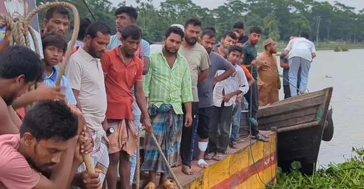 ফেরিতে উঠতে গিয়ে গরু নিয়ে নদীতে পড়লো পিকআপ