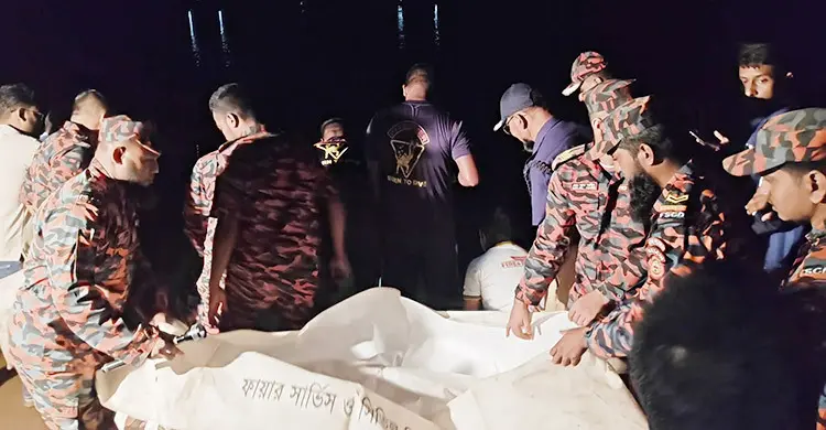 পূজা দেখে ফেরার পথে ট্রলারডুবি, মা নিখোঁজ মেয়ে নিহত