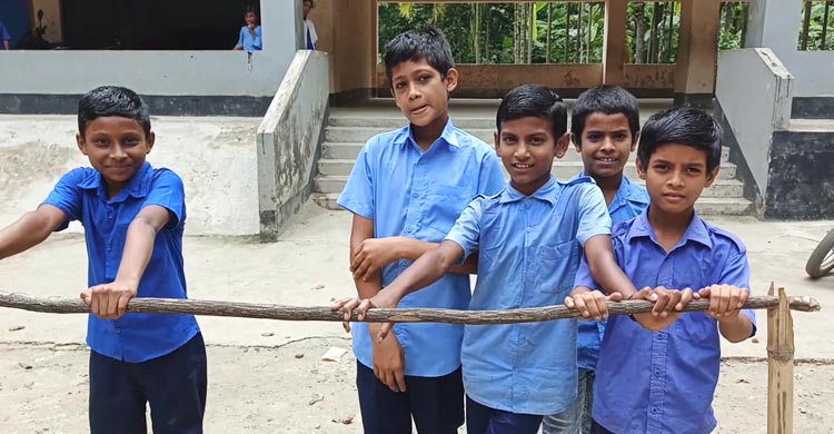 কর্মবিরতিতে শিক্ষক, স্কুলে খেলায় ব্যস্ত শিক্ষার্থীরা