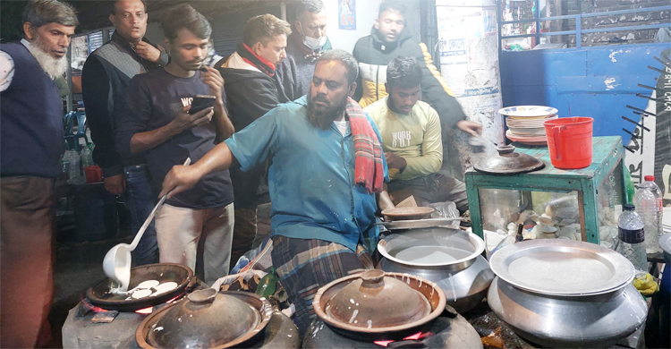 দিনে ৫০ কেজি গুঁড়ার চিতই পিঠা বিক্রি করেন আতোয়ার