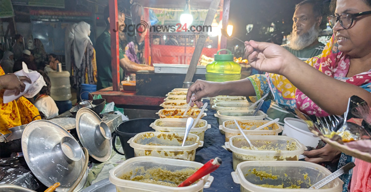 ঢাকার ফুটপাতে শীতের বাহারি পিঠা