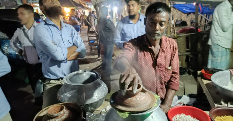 পিঠা বেচে সংসার চলে সাদেক মিয়ার