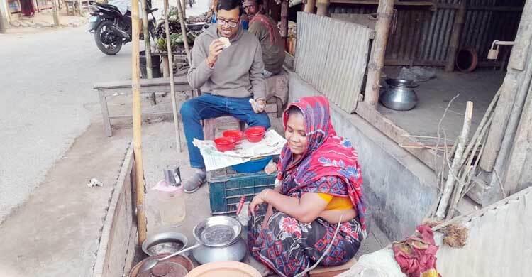 বছরজুড়ে পিঠা বিক্রি করে চলে রেহেনার সংসার
