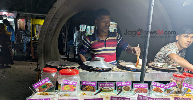 ঢাকার ফুটপাতে শীতের বাহারি পিঠা