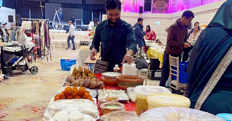 বাঙালির ‌পিঠার ঘ্রাণে মুখরিত লন্ডনের রয়্যাল রিজেন্সি