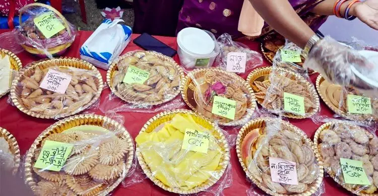 বেরোবিতে বাহারি পদের পিঠায় জমে উঠেছে শীত উৎসব