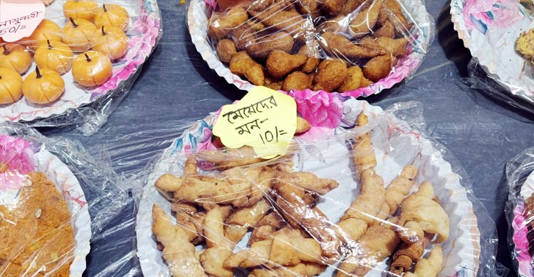 বেরোবিতে বাহারি পদের পিঠায় জমে উঠেছে শীত উৎসব