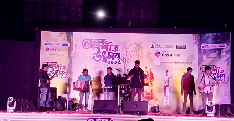 বেরোবিতে বাহারি পদের পিঠায় জমে উঠেছে শীত উৎসব