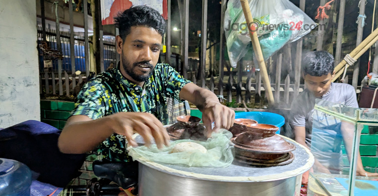 ঢাকার ফুটপাতে শীতের বাহারি পিঠা