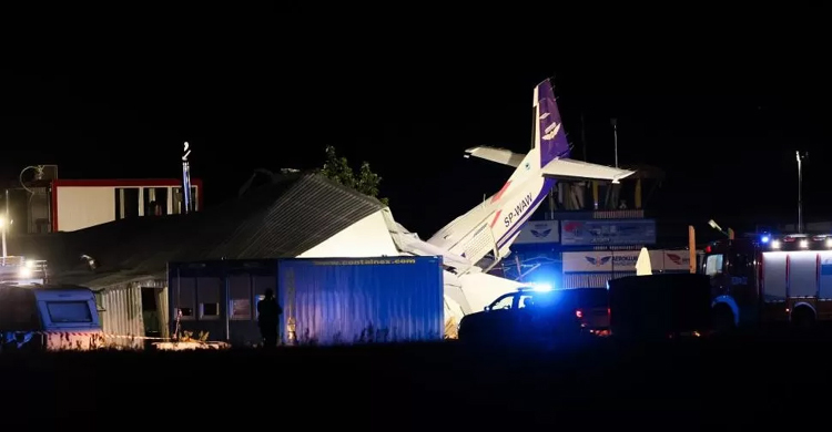 5 killed as plane crashes into hangar in Poland