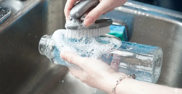 পানির বোতলে শ্যাওলা পরিষ্কার করার সহজ উপায়