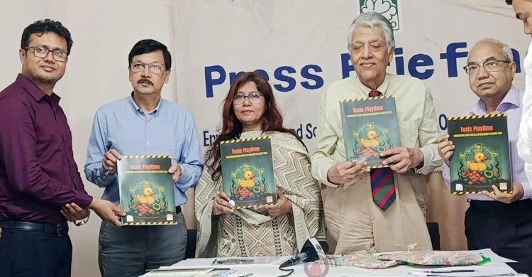 প্লাস্টিকের খেলনা নিয়ে বৃহস্পতিবার গবেষণা প্রতিবেদন প্রকাশ করে এসডো। ছবি: জাগো নিউজ