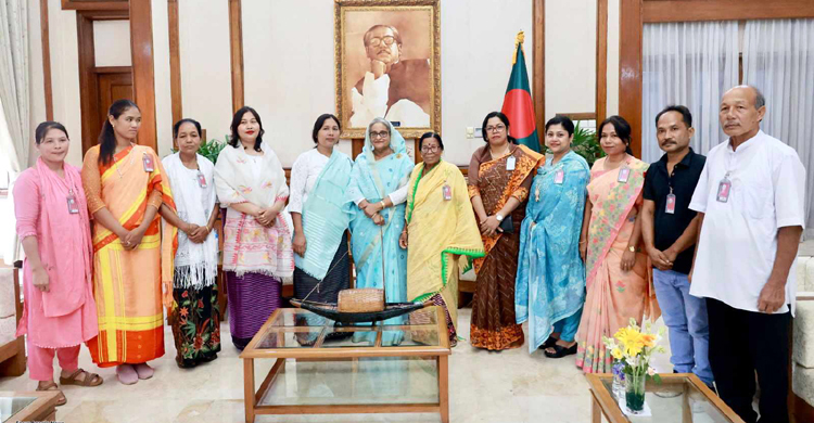 প্রধানমন্ত্রীর সঙ্গে কলাগাছ তন্তুর শাড়ি উপহার দেওয়া দলের সাক্ষাৎ