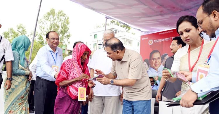 তৃতীয় ধাপে ফ্যামিলি কার্ড বিতরণ কার্যক্রমের উদ্বোধন প্রধানমন্ত্রীর