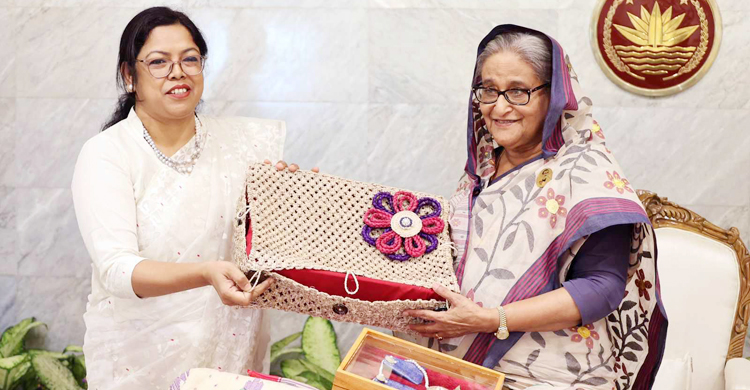 কলাগাছের তন্তুর শাড়ি উপহার পেলেন প্রধানমন্ত্রী