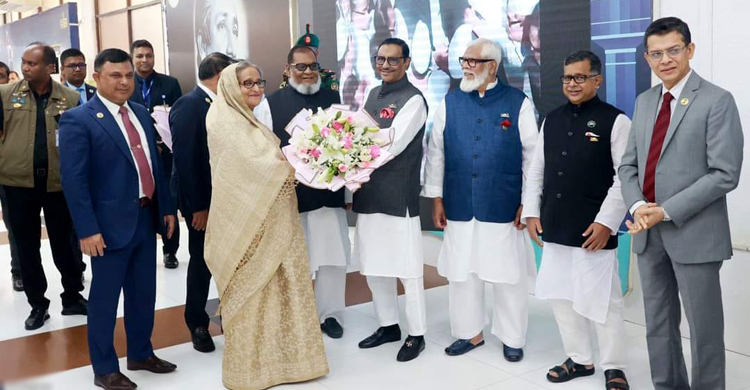 যুক্তরাষ্ট্র-যুক্তরাজ্য সফর শেষে দেশে ফিরলেন প্রধানমন্ত্রী