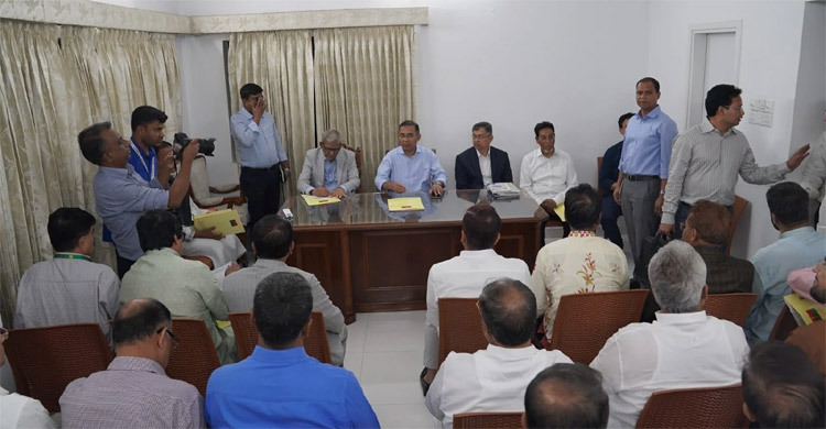 PM exchanges views with party leaders at Nayapaltan office