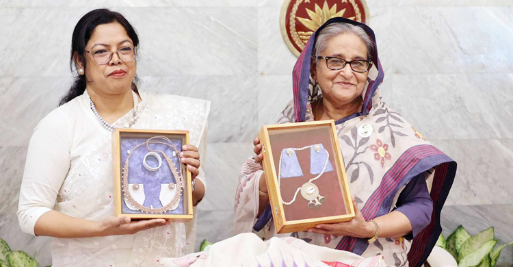 কলাগাছের তন্তুর শাড়ি উপহার পেলেন প্রধানমন্ত্রী